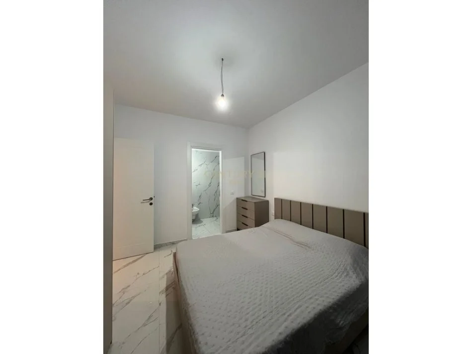 Tirane, jepet me qera apartament 2+1+Ballkon Kati 2, 105 m² 700 € (bulevardi i ri)