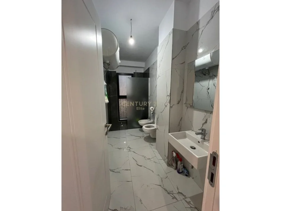 Tirane, jepet me qera apartament 2+1+Ballkon Kati 2, 105 m² 700 € (bulevardi i ri)