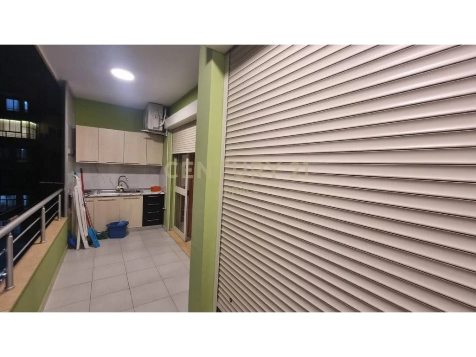 Tirane, jepet me qera apartament 1+1+Ballkon Kati 5, 92 m² 500 € (astir vila L)