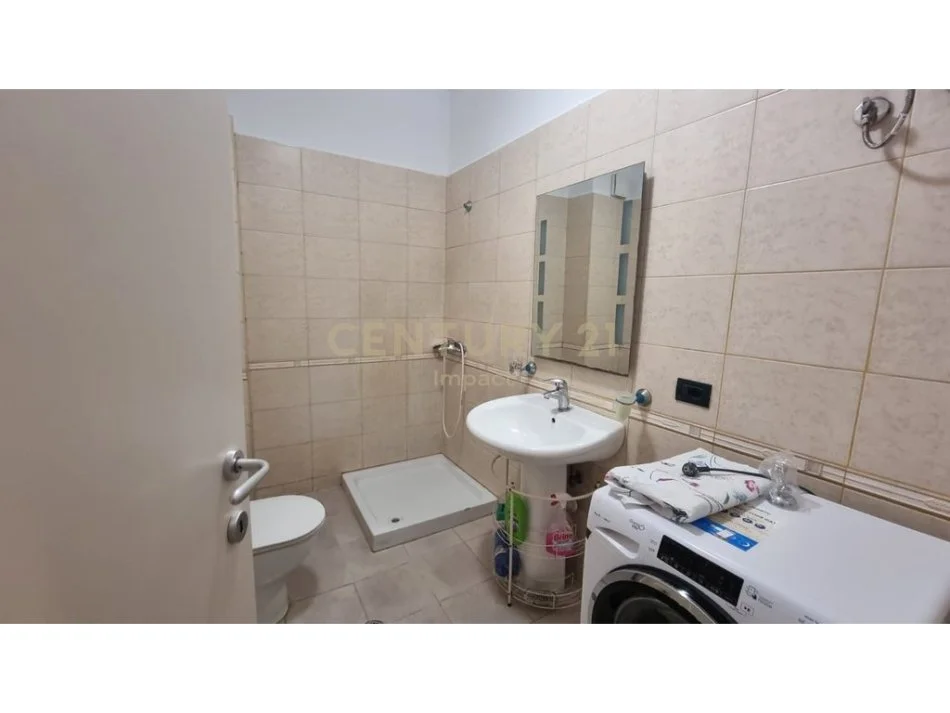 Tirane, jepet me qera apartament 1+1+Ballkon Kati 5, 92 m² 500 € (astir vila L)