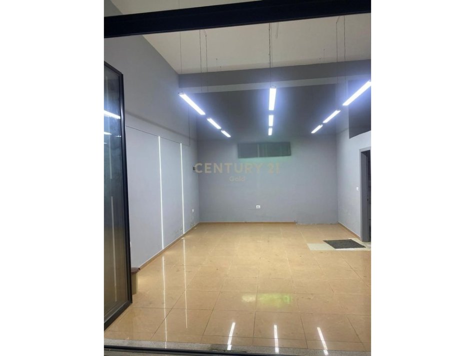 Tirane, jepet me qera ambjent biznesi Kati 0, 32 m² 450 € 