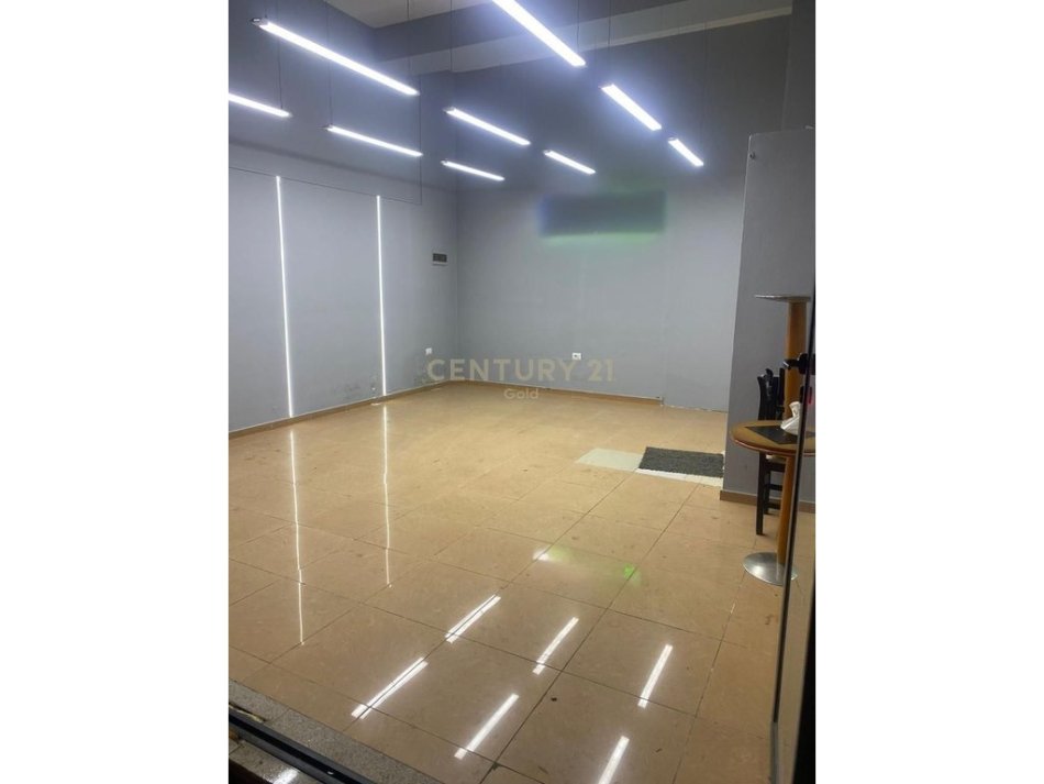 Tirane, jepet me qera ambjent biznesi Kati 0, 32 m² 450 € 