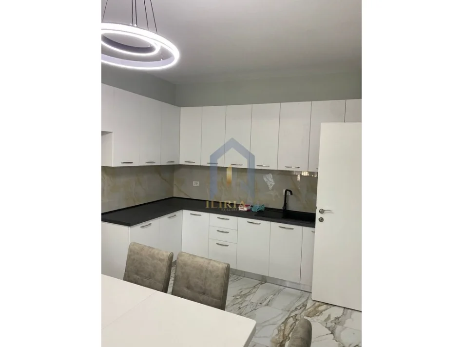 Tirane, jap me qera apartament 2+1+Ballkon Kati 5, 90 m² 600 € (Apartament 2+1 me qira në Oxhak)