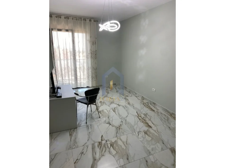 Tirane, jap me qera apartament 2+1+Ballkon Kati 5, 90 m² 600 € (Apartament 2+1 me qira në Oxhak)