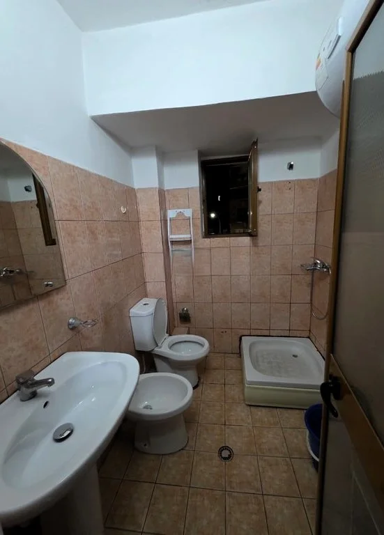 Tirane, shitet apartament 1+1 Kati 3, 57 m² 130.000 € (mine peza)
