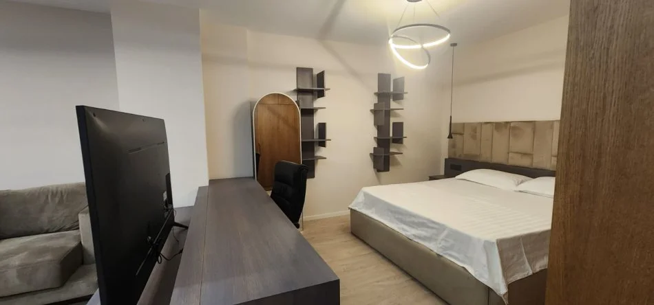 Tirane, jepet me qera apartament Kati 6, 650 € (Pazari Ri)