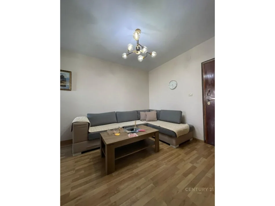 Tirane, jepet me qera 2+1 Kati 4, 80 m² 550 € (Laprake)