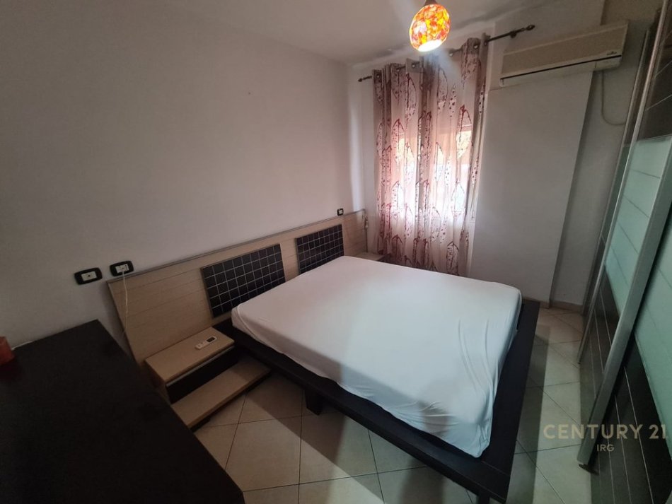 Tirane, jepet me qera apartament 2+1+Aneks+Ballkon Kati 4, 70 m² 700 € 