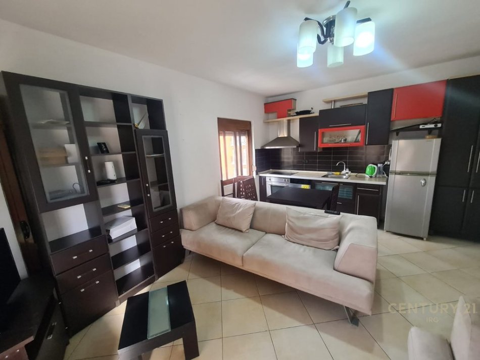 Tirane, jepet me qera apartament 2+1+Aneks+Ballkon Kati 4, 70 m² 700 € 