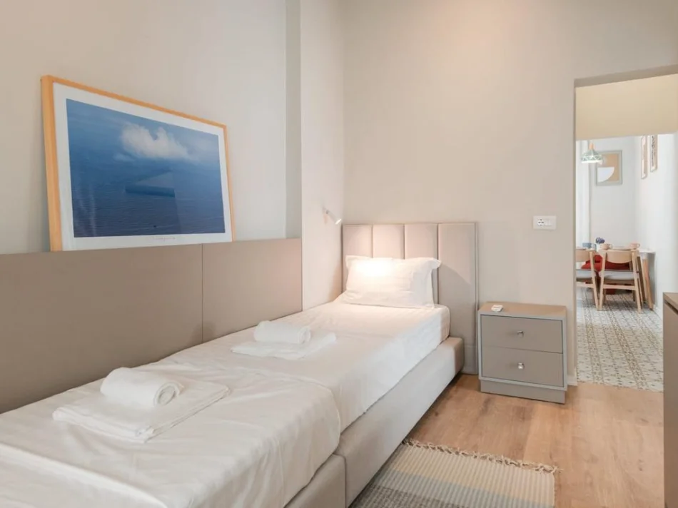 Tirane, jepet me qera apartament 2+1 Kati 3, 50 m² 1.300 € (Shallvare)