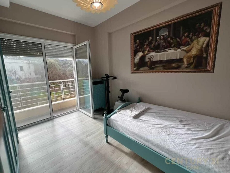 Tirane, shitet apartament 3+1 Kati 3, 155 m² 400.000 € (liqeni i thate)