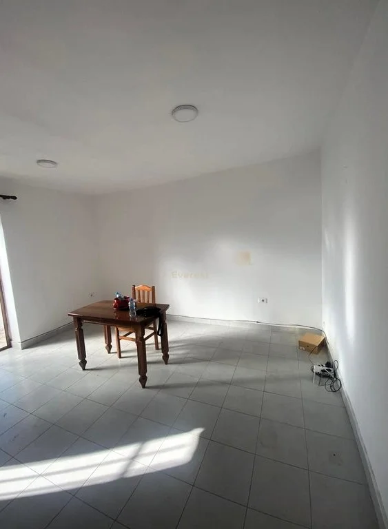 Tirane, shitet apartament 1+1 Kati 3, 60 m² 137.000 € (SHKOLLA E KUQE)