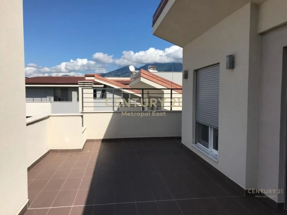 Tirane, jepet me qera Vile 4+1+Aneks+Ballkon Kati 2, 431 m² 2.500 € (sunrise residence)