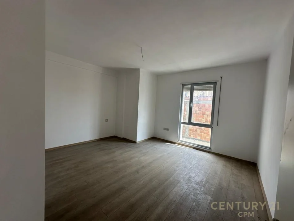 Tirane, shitet apartament 2+1+Ballkon Kati 1, 107 m² 215.000 € (xhamlliku)