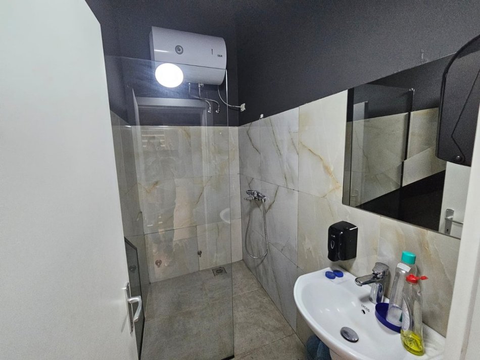 Tirane, jepet me qera ambjent biznesi Kati 0, 215 m² 3.000 € (Qender)