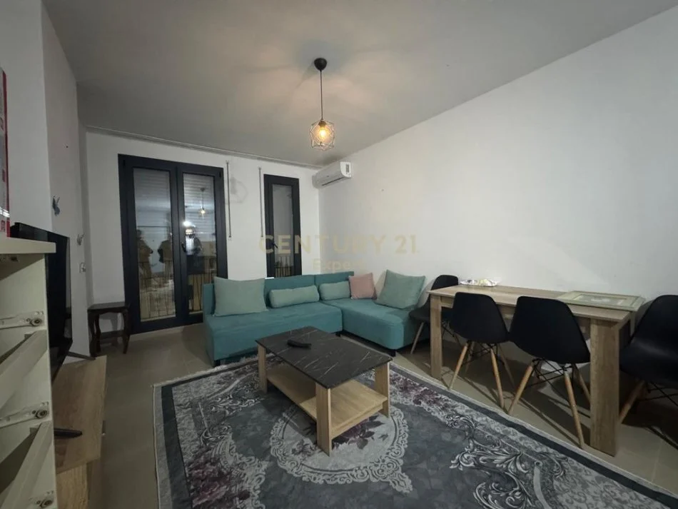 Tirane, jepet me qera apartament 1+1+Ballkon Kati 4, 65 m² 500 € (qsut kongresi manastirit kompleksi zirkon)