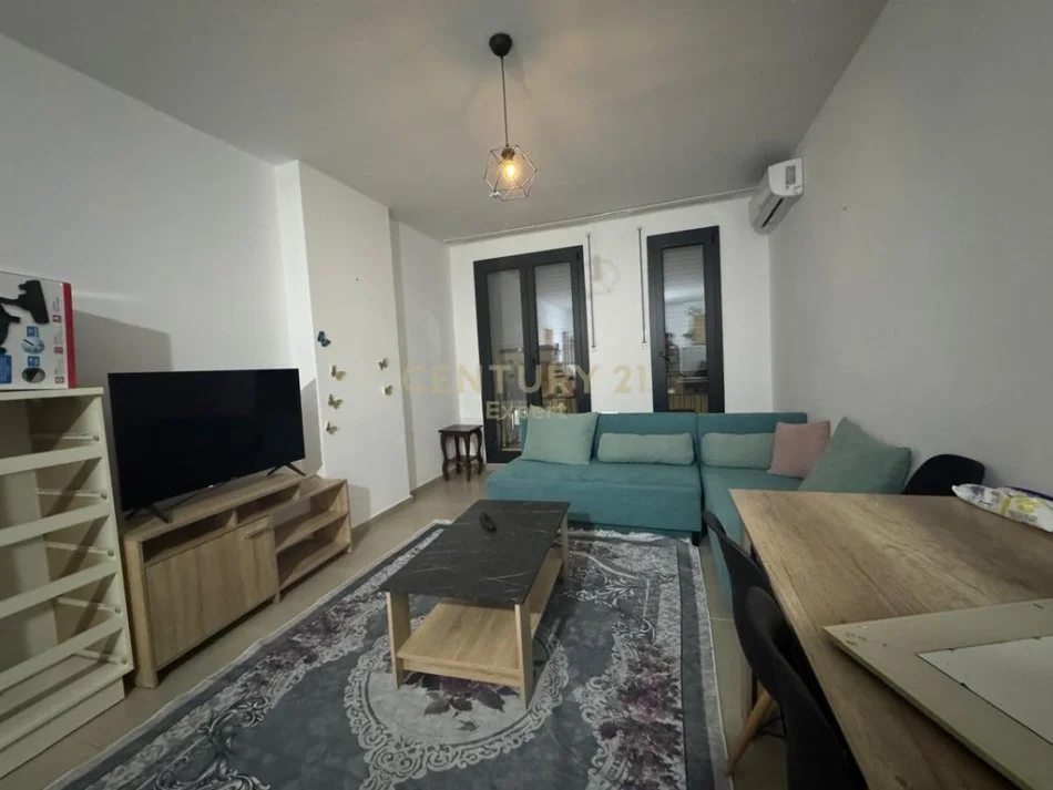 Tirane, jepet me qera apartament 1+1+Ballkon Kati 4, 65 m² 500 € (qsut kongresi manastirit kompleksi zirkon)