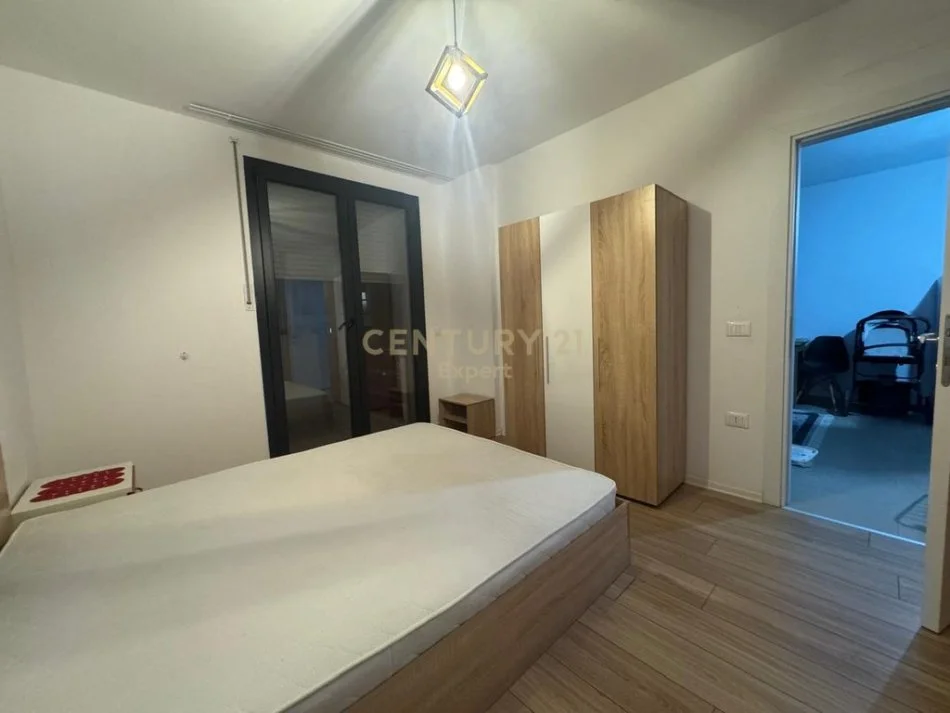 Tirane, jepet me qera apartament 1+1+Ballkon Kati 4, 65 m² 500 € (qsut kongresi manastirit kompleksi zirkon)