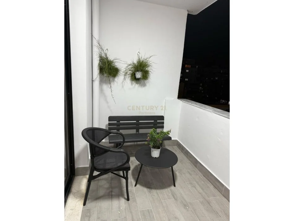 Tirane, jepet me qera apartament 1+1+Ballkon Kati 6, 64 m² 450 € (astir)