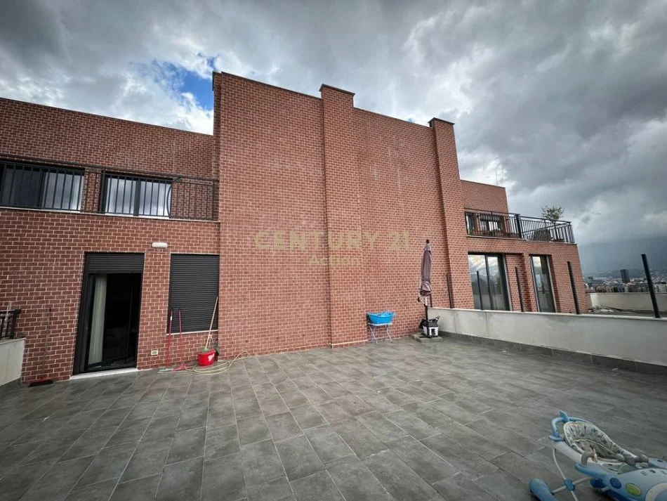 Tirane, jepet me qera apartament 2+1+Ballkon Kati 6, 90 m² 900 € (kodra e diellit)