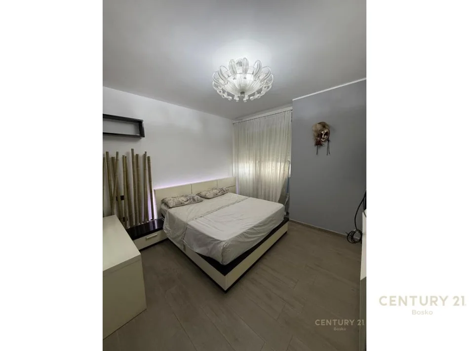 Tirane, jepet me qera apartament 2+1 Kati 3, 99 m² 550 € (astir)