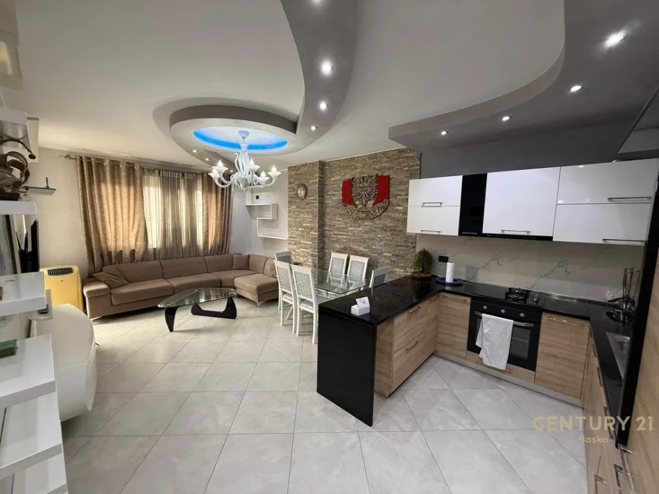 Tirane, jepet me qera apartament 2+1 Kati 3, 99 m² 550 € (astir)