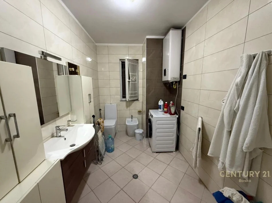Tirane, jepet me qera apartament 2+1 Kati 3, 99 m² 550 € (astir)