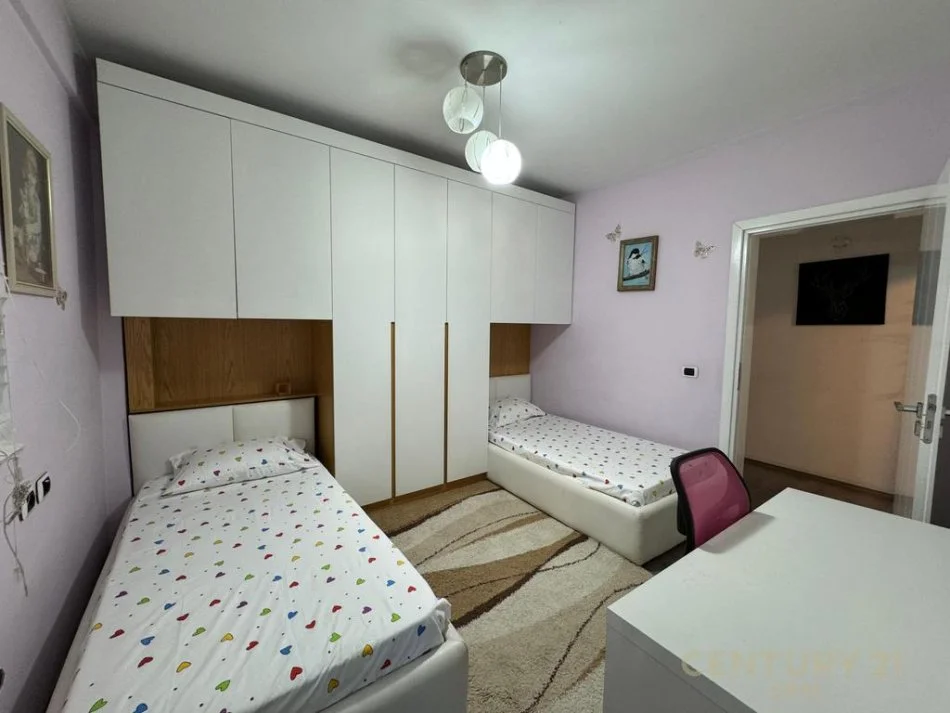 Tirane, jepet me qera apartament 2+1+Ballkon Kati 5, 120 m² 1.000 € (komuna e parisit)