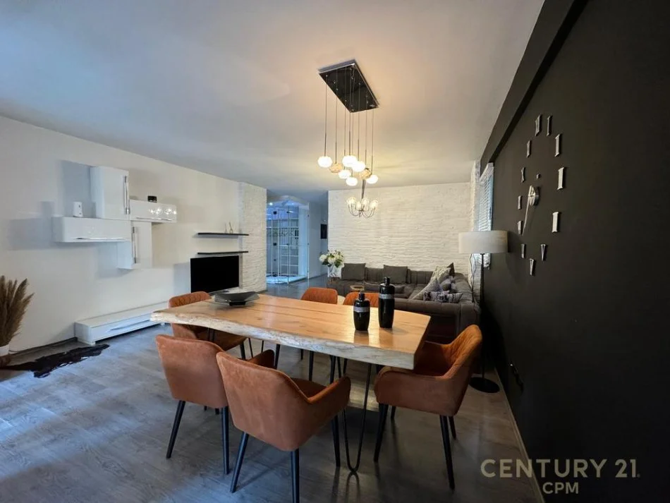 Tirane, jepet me qera apartament 2+1+Ballkon Kati 5, 120 m² 1.000 € (komuna e parisit)