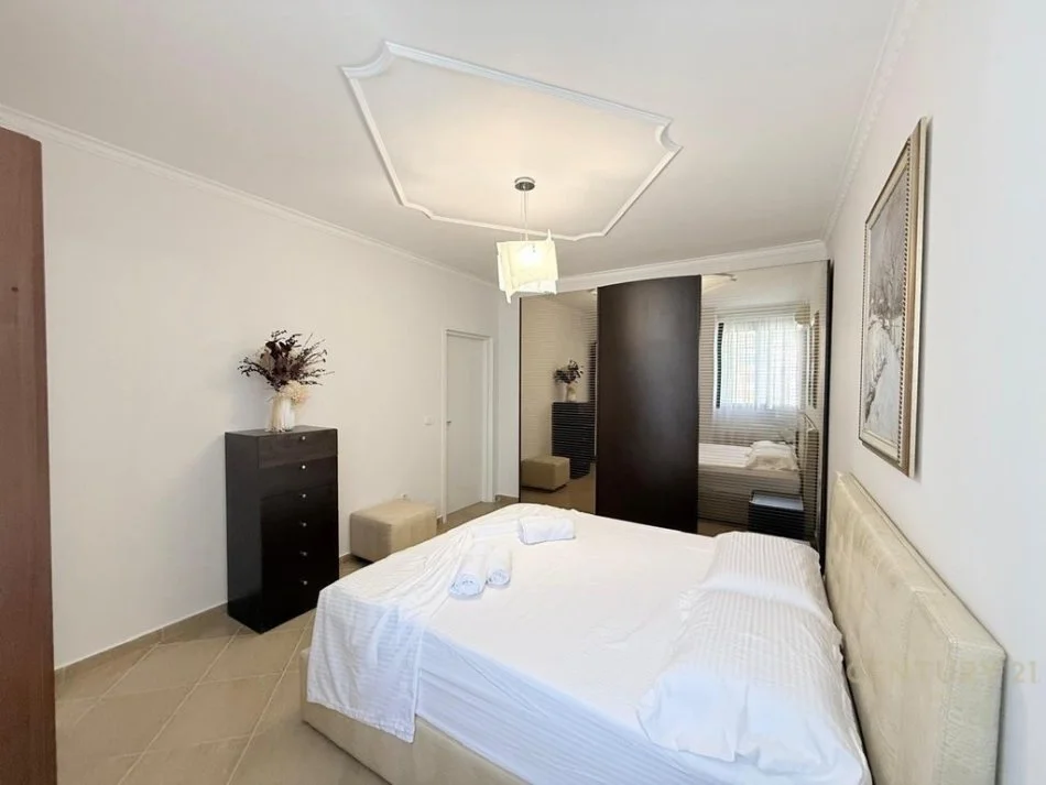 Tirane, jepet me qera apartament 2+1+Ballkon Kati 4, 82 m² 830 € (ish ekspozita)