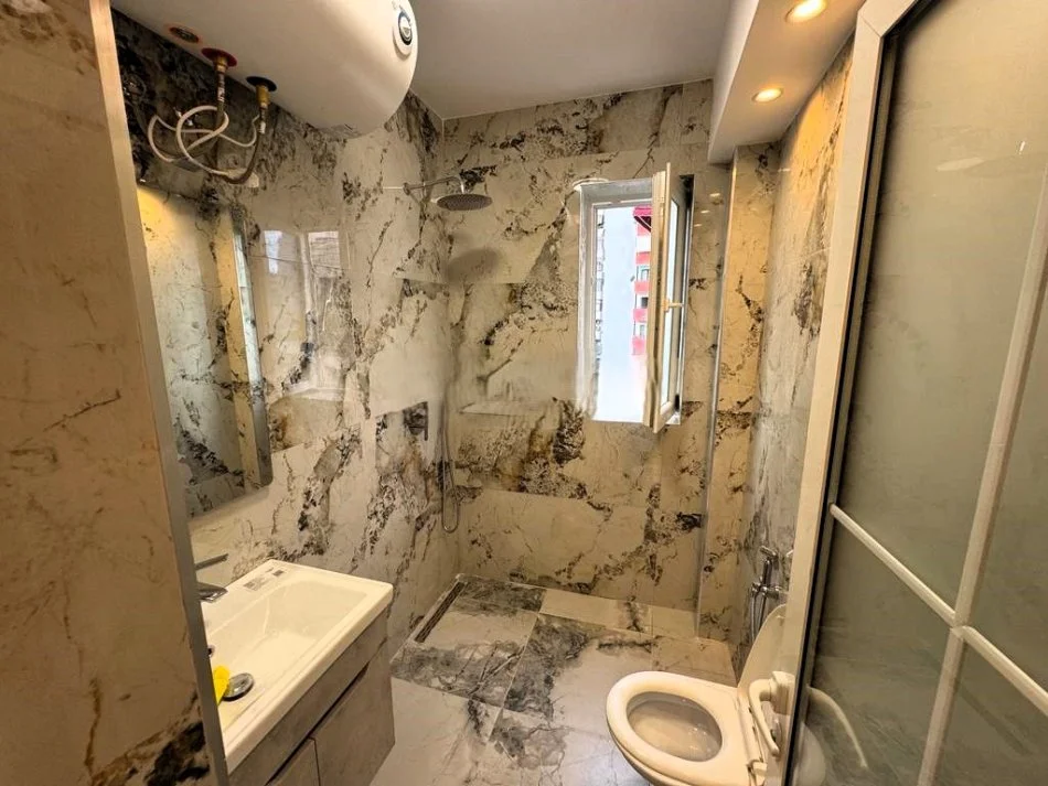 Tirane, shitet apartament 1+1 Kati 4, 51 m² 125.000 € (RRUGA E BARRIKADAVE)