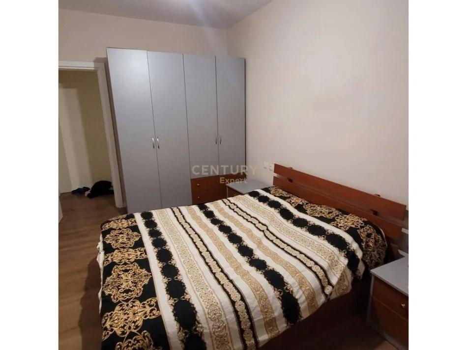 Tirane, jepet me qera apartament 2+1+Ballkon Kati 3, 87 m² 600 € (ish fusha aviacionit)