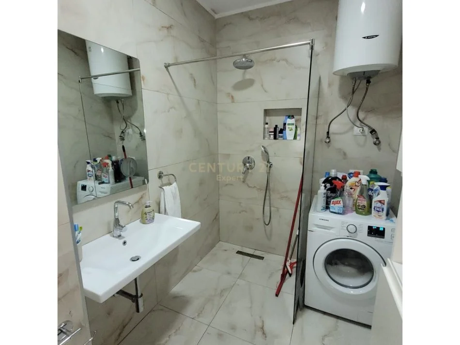 Tirane, jepet me qera apartament 2+1+Ballkon Kati 3, 87 m² 600 € (ish fusha aviacionit)