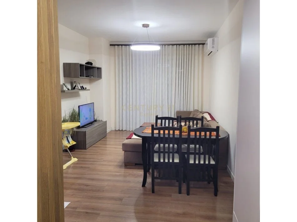Tirane, jepet me qera apartament 2+1+Ballkon Kati 3, 87 m² 600 € (ish fusha aviacionit)
