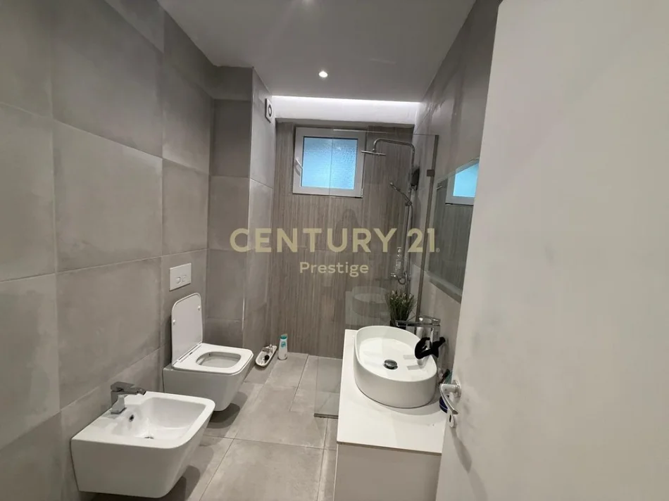 Tirane, shitet apartament 2+1+Aneks+Ballkon Kati 3, 125 m² 250.000 € (Liqeni i thate)