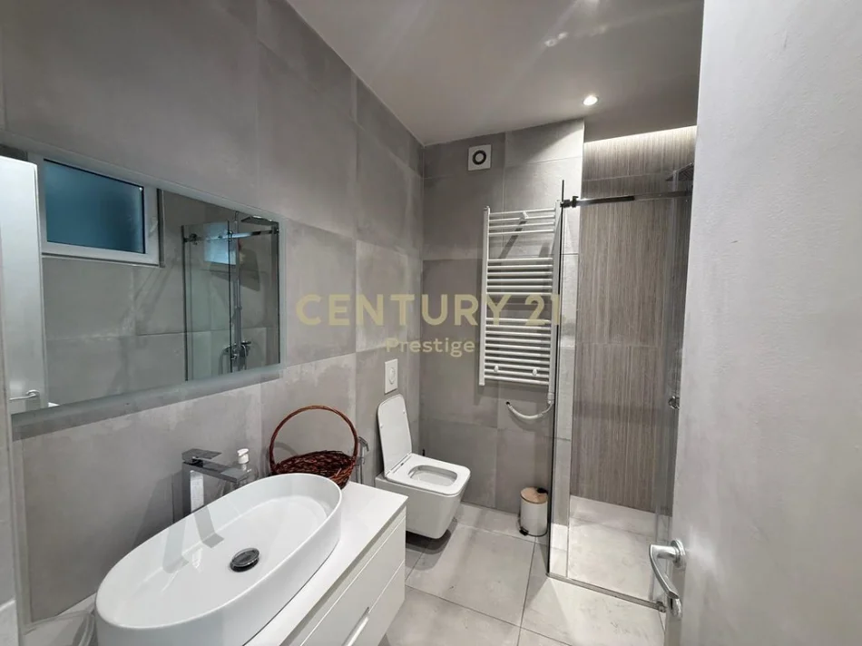 Tirane, shitet apartament 2+1+Ballkon Kati 3, 125 m² 250.000 € (liqeni i thate)