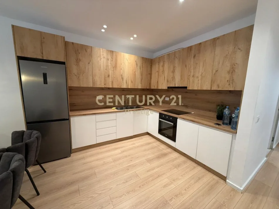 Tirane, shitet apartament 2+1+Ballkon Kati 3, 125 m² 250.000 € (liqeni i thate)