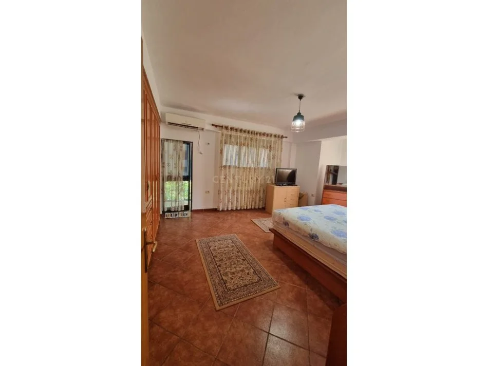 Tirane, jepet me qera apartament 2+1+Ballkon Kati 4, 120 m² 700 € (ish blloku)