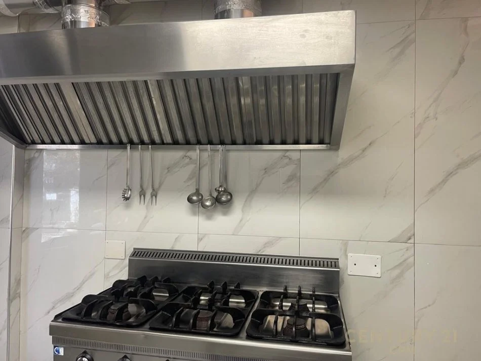 Tirane, jepet me qera bar-resorant Kati 0, 78 m² 1.400 € (sheshi willson ymer kurti)