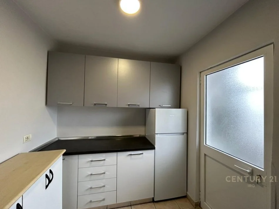 Tirane, jepet me qera apartament 1+1+Ballkon Kati 4, 50 m² 550 € (shkolla e baletit)