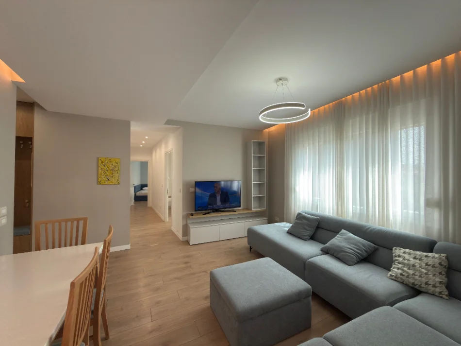 Tirane, jepet me qera apartament 2+1+Ballkon Kati 5, 85 m² 750 € (Stacioni i Trenit)