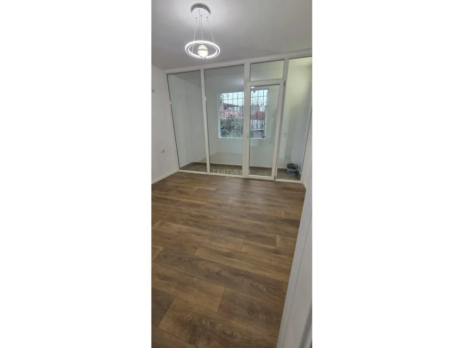 Tirane, shes apartament 1+1 Kati 1, 57 m² 137.000 € (Shkolla 5 maji)