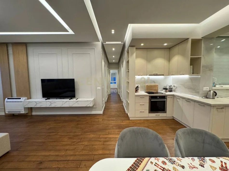 Tirane, shitet apartament duplex 3+1+Ballkon Kati 3, 145 m² (liqeni i thate)