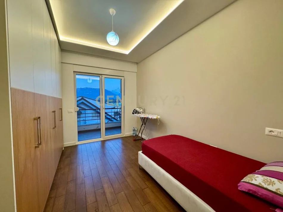 Tirane, shitet apartament duplex 3+1+Ballkon Kati 3, 145 m² (liqeni i thate)