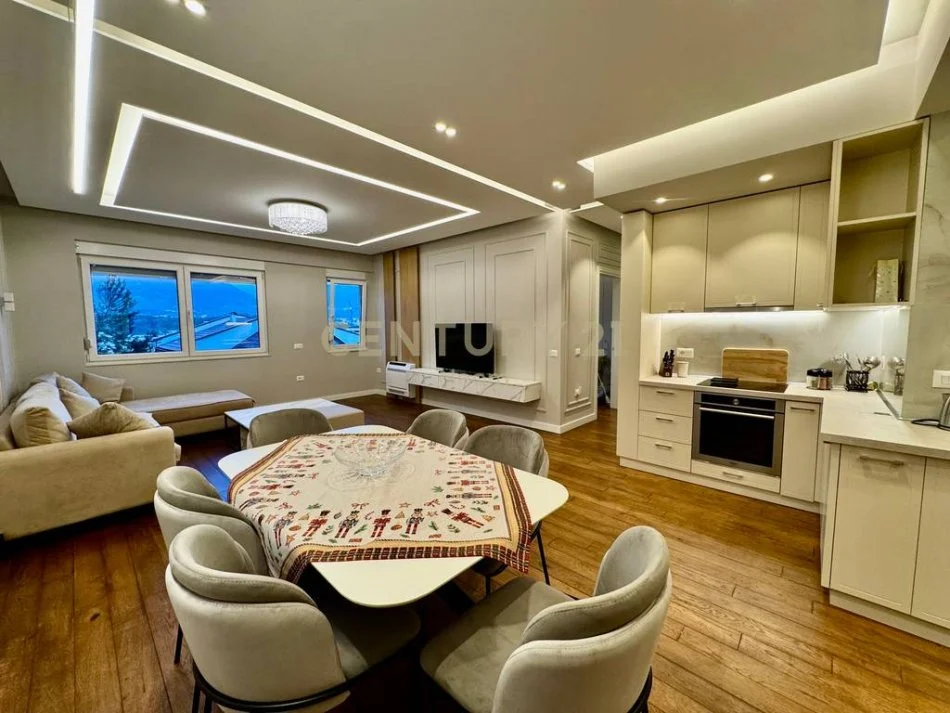 Tirane, shitet apartament duplex 3+1+Ballkon Kati 3, 145 m² (liqeni i thate)