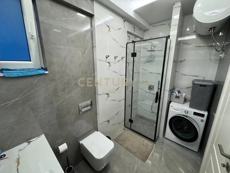 Tirane, shitet apartament duplex 3+1+Ballkon Kati 3, 145 m² (liqeni i thate)