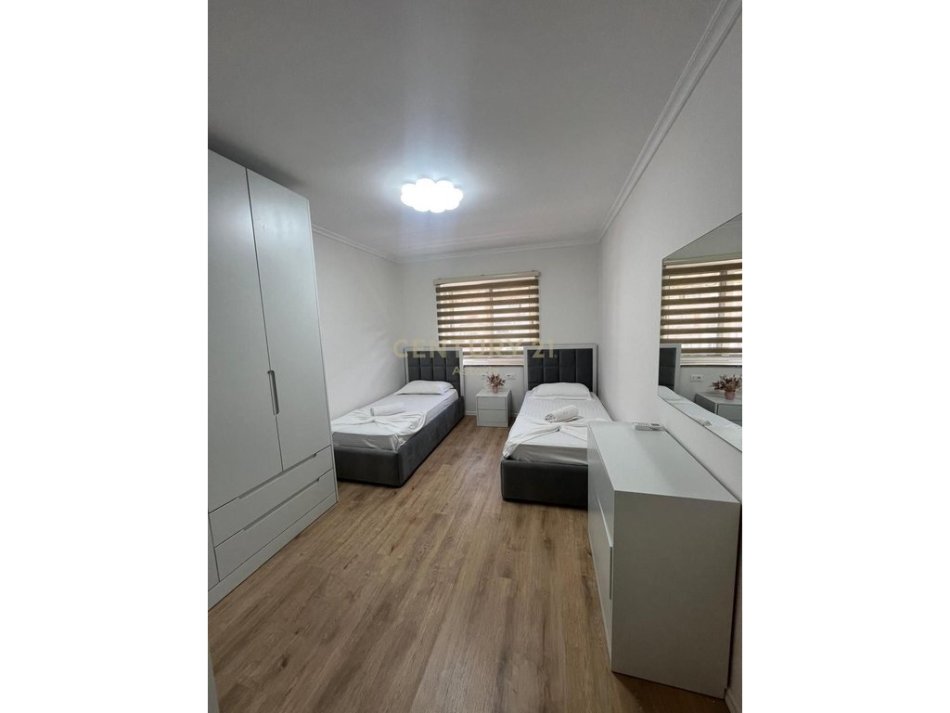 Tirane, jepet me qera 2+1 Kati 3, 72 m² 750 € 