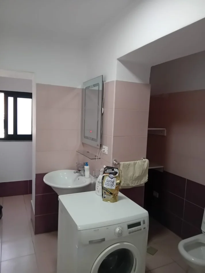 Tirane, jepet me qera apartament 1+1 Kati 1, 70 m² 500 € (PAZARI I RI)