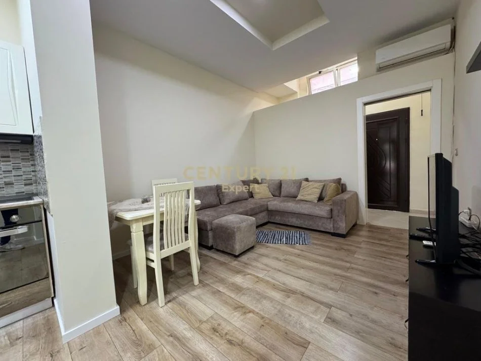 Tirane, jepet me qera apartament 2+1 Kati 1, 85 m² 600 € 