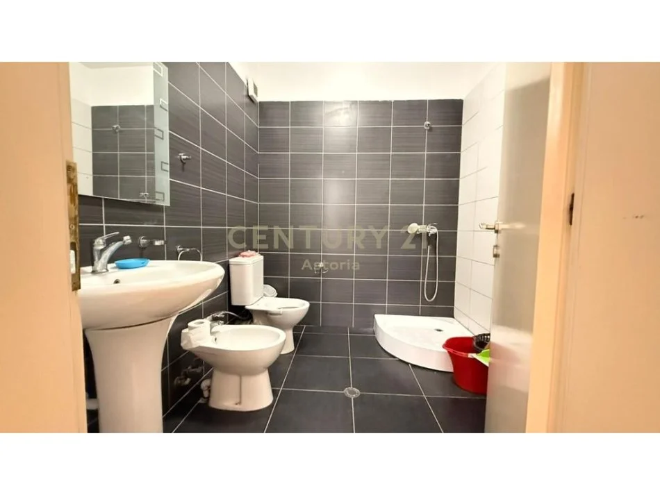 Tirane, jepet me qera apartament 2+1+Ballkon Kati 3, 111 m² 500 € (astir)